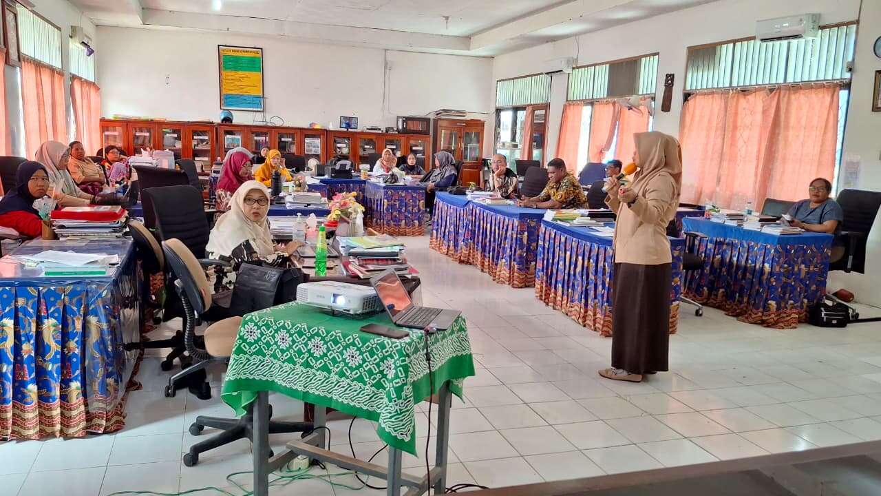 PELATIHAN PENINGKATAN LITERASI TENAGA PENDIDIK DI SMAN 2 SKANTO